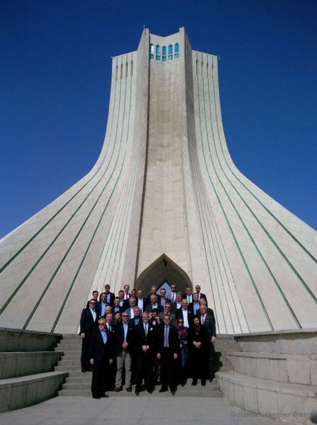  Die Delegation der Handelskammer Bremen vor dem Freiheitsturm (Azadi Turm), dem Wahrzeichen des modernen Teheran., Copyright: Handelskammer Bremen