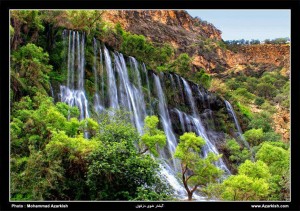 Shevi Wasserfall: Es liegt in Norden des Dezful mit Höhe von 85 m, zwischen den Gebirgen Salen und Esfandiari. Es ist eine der wichtigste von Wasserfall in Norden Khuzestan.